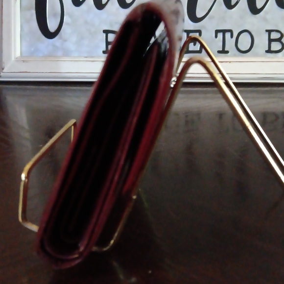 CARTIER EUC BEAUTIFUL SIGNATURE BURGUNDY TRIFOLD WALLET - Picture 4 of 13